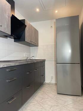 Moderne Küche mit Kühlschrank - 