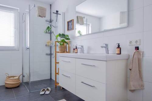 Dusche und Doppelwaschtisch - 