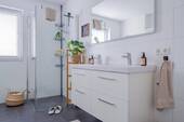 Dusche und Doppelwaschtisch - 