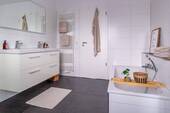 Badewanne und Waschtisch - 