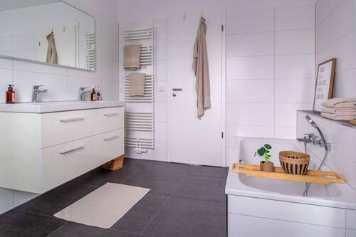 Badewanne und Waschtisch - 