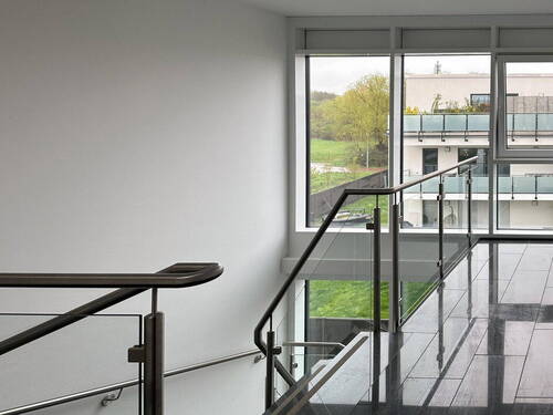 Modernes helles Treppenhaus - 