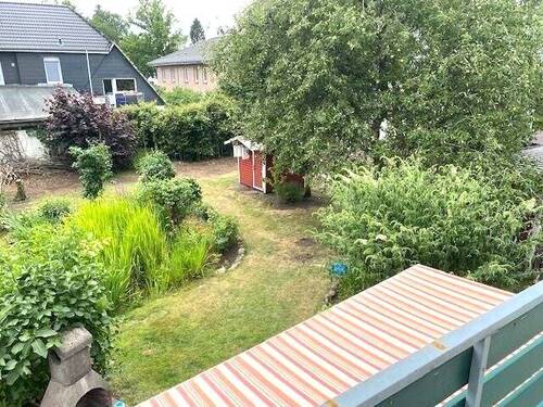 Teilansicht Garten vom Balkon - 4 Zimmer Doppelhaushälfte in Henstedt-Ulzburg