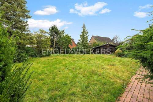 Garten mit Blockhütte - 