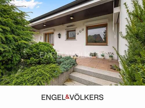 Titel mit Logo - Ihr neues Zuhause: Bungalow mit Wohlfühlgarten und Kamin