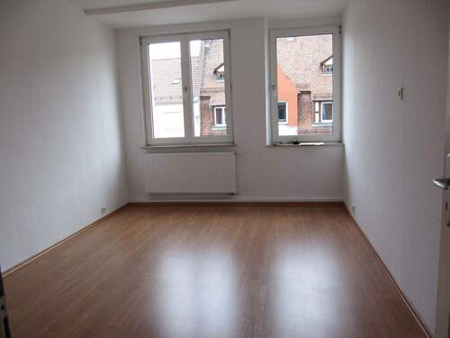 Wohnzimmer.JPG - Nähe Pillenreuther Straße ! 3-Zi.-Altbau-Whg. 73 m², Balkon mit 6,5 m², Laminatböden, 4.OG ohne Aufzug