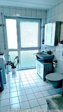 Tageslicht-Bad mit Duschwanne - 