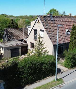 Vorderansicht - Provisionsfrei für den Käufer! Für Handwerker perfekt- teilsanierte Doppelhaushälfte in Bennstedt