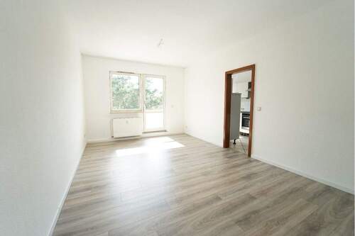 Wohnzimmer - 2 Zimmer Etagenwohnung zur Miete in Dessau-Roßlau