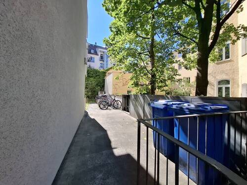 Zuwegung zur Rückseite - 