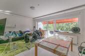 Wohnzimmer mit Zugang zum Balkon - 3 Zimmer Etagenwohnung zur Miete in Menden