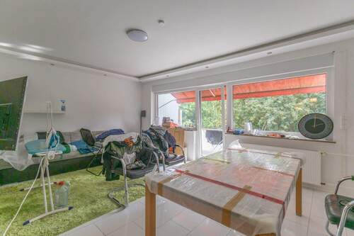 Wohnzimmer mit Zugang zum Balkon - 3 Zimmer Etagenwohnung zur Miete in Menden
