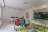 Wohnzimmer mit Zugang zum Balkon - 3 Zimmer Etagenwohnung in Menden
