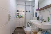 Badezimmer mit Dusche - 