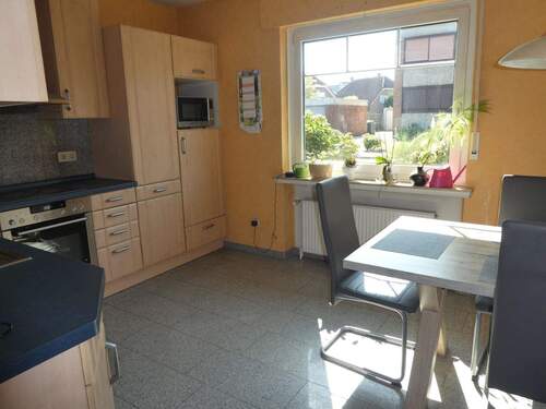 Küche mit Einbauküche - 