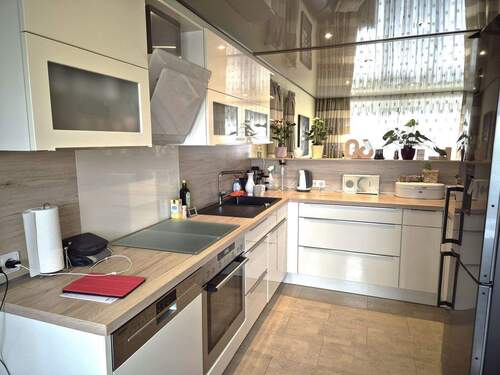 offener Küchenbereich mit Blick ins Wohnzimmer.jpg - 4 Zimmer Etagenwohnung in Lohfelden