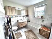 Badezimmer mit Wannenbad.jpg - 