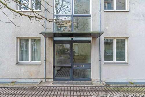 Hauseingang - 2 Zimmer Etagenwohnung zum Kaufen in Berlin