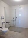Bad mit großer Dusche - 