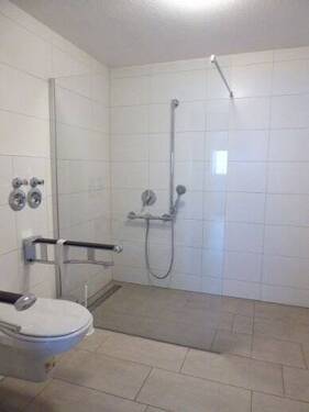 Bad mit großer Dusche - 