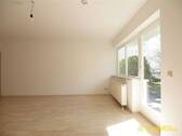 Großes Fenster mit Blick ins Grüne - 2 Zimmer Etagenwohnung in Frankenberg