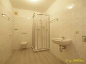 Bad mit flacher Dusche - 