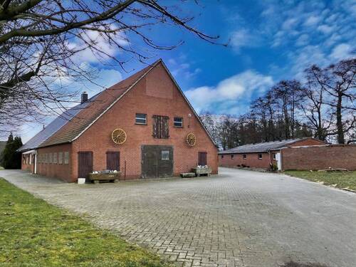 seitliche Ansicht - 7 Zimmer Mehrfamilienhaus, Wohnhaus zum Kaufen in Wilsum