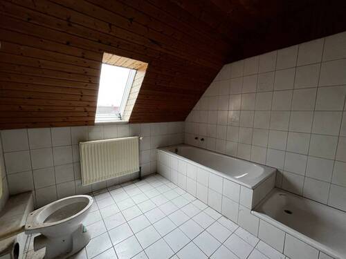 Badezimmer im Dachgeschoss - 