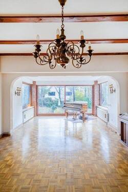 Wohnzimmer mit Zugang zur Terrasse - 5 Zimmer Einfamilienhaus zum Kaufen in Berlin