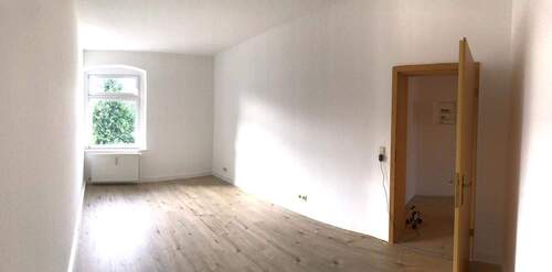 Helles Wohnzimmer mit Fenster - 