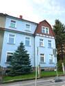 Blaues Wohnhaus mit Schild - 