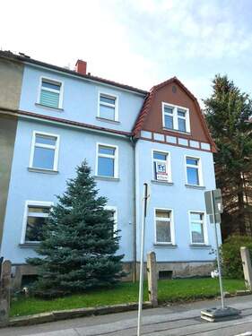 Blaues Wohnhaus mit Schild - 