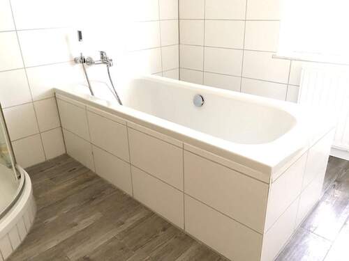 Modernes Badezimmer mit Wanne - 