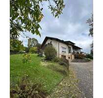 Einfamilienhaus mit Einliegerwohnung auf großzügigem Grundstück in Waldmünchen