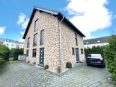 Hausansicht Vorderseite - Modernes Einfamilienhaus mit Einliegerwohnung