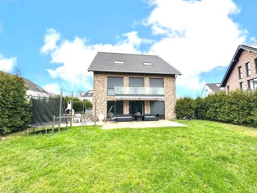 Hausansicht Rückseite - 7 Zimmer Einfamilienhaus zum Kaufen in Neuss