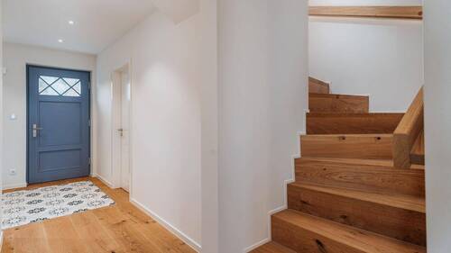 Haushälfte rechts EG Diele Haustür und Treppe - 
