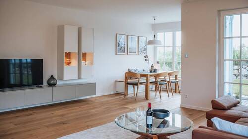 Haushälfte rechts EG Wohnzimmer Perspektive vom Sofa hell - 