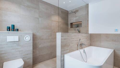 Haushälfte rechts DG Badezimmer Dusche Wanne - 