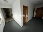 Flur mit Zugang WCs - Büro in Gschwend zur Miete