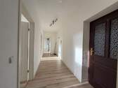 Heller Flur mit Holzfußboden - 