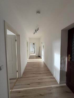 Heller Flur mit Parkett - 