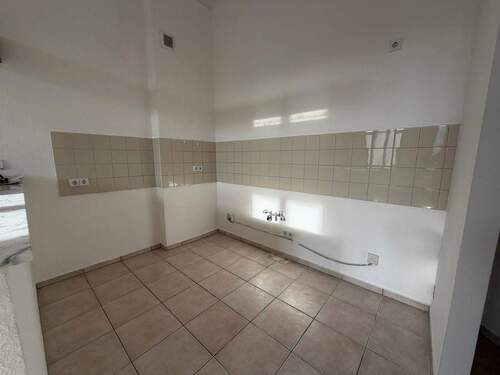 Leere Küche mit Fliesen - Etagenwohnung mit 71,00 m² in Görlitz zur Miete