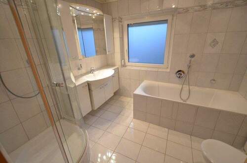 OG:Bad mit Wanne+Dusche - 