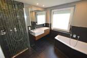 EG:Luxus-Bad mit Wanne+Dusche - 
