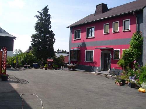 Wohnhaus Seite - 6 Zimmer Mehrfamilienhaus, Wohnhaus in Fichtelberg