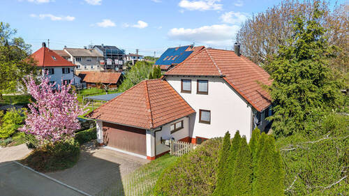 Hauszugang und Garage - 5 Zimmer Einfamilienhaus in Horgenzell