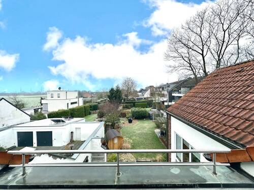 Balkon - Lichtdurchflutete, großzügige DG-Wohnung mit Gartenblick
