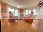 Wohnbereich mit Zugang zum Balkon - 