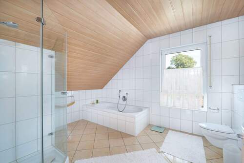 Geräumiges Bad mit Wanne und Dusche im OG - 